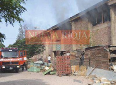 Voraz incendio provoc� graves da�os en un dep�sito de Enod 