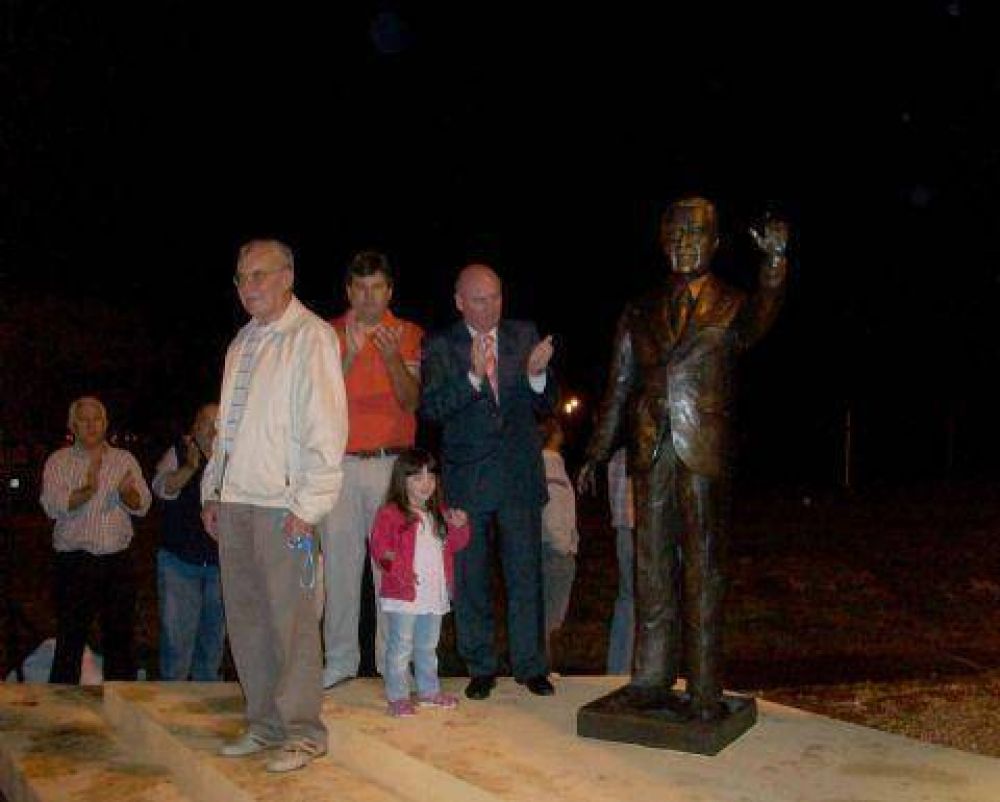 Se inaugur� monumento en homenaje al ex presidente Alfons�n