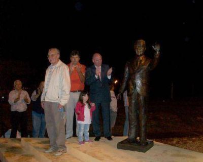 Se inaugur� monumento en homenaje al ex presidente Alfons�n