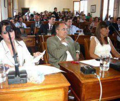 Concejales exigen informes a EDEN y Telecom  