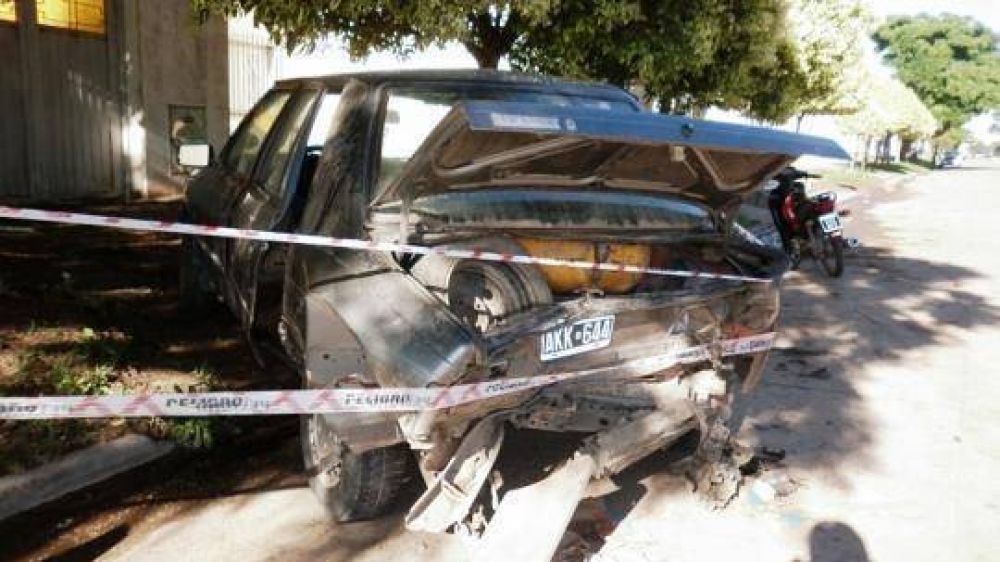 Hijo de funcionario municipal se estrell� contra un auto estacionado