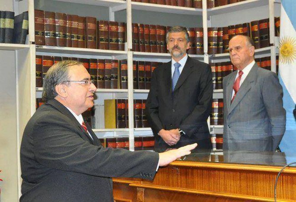Aguirre, entre los firmantes contra el comunicado de la Junta de Cortes 