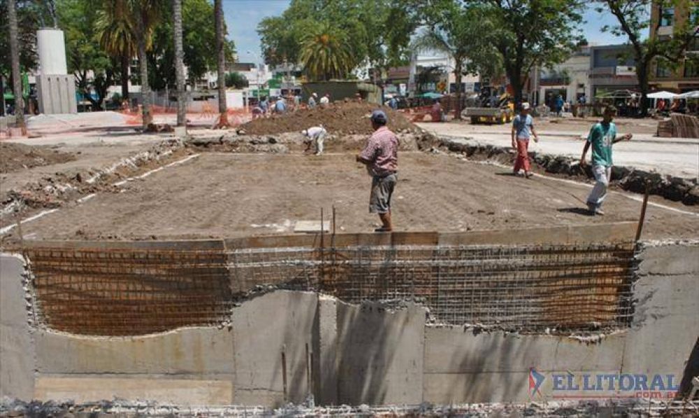 En la Plaza Cabral concentran los trabajos en la base de la fuente de aguas danzantes