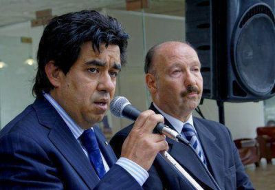 Inza firm� un convenio con Provincia para instalar luminarias en el Partido de Azul