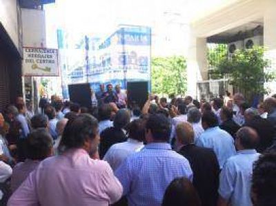 La dirigencia bancaria de todo el pa�s reclam� por la Caja Popular frente a la Casa de Tucum�n en Buenos Aires 