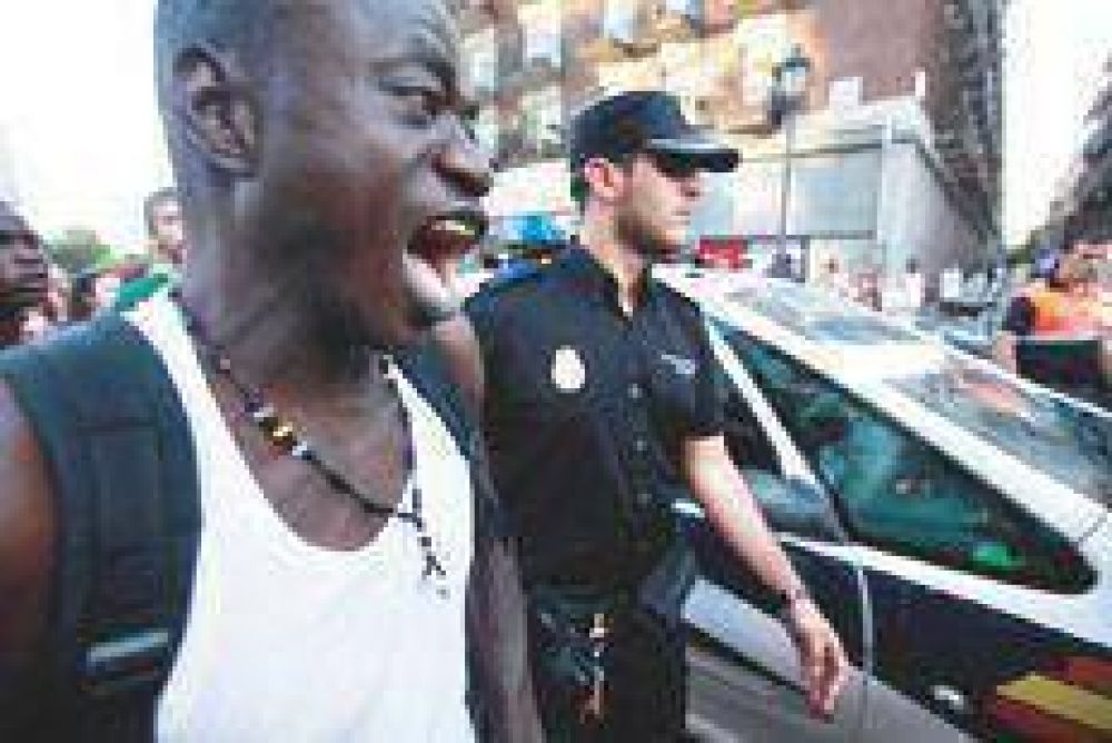 Denuncian razzias a inmigrantes