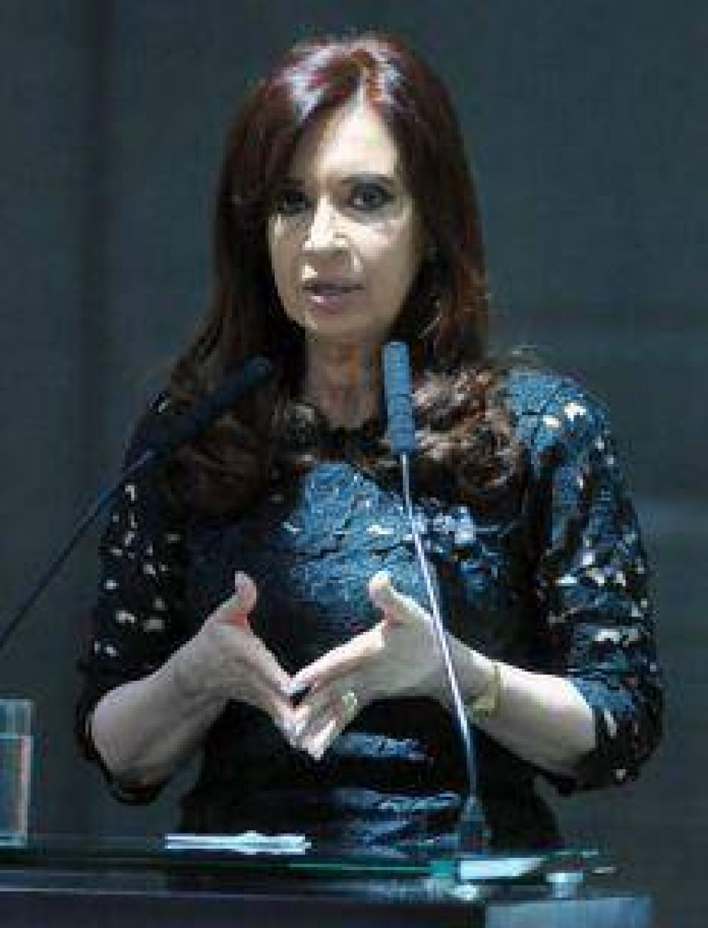 CFK: "Hay que poner en marcha una democratizaci�n del poder judicial"