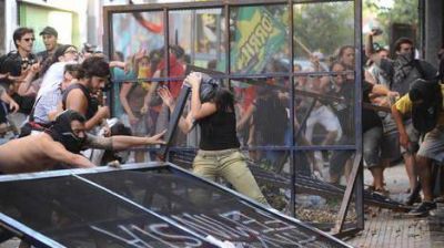 Violentos incidentes en la Casa de la Provincia de Tucum�n
