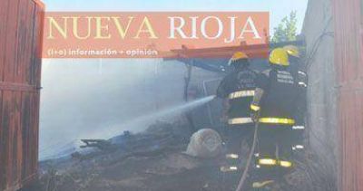 Un voraz incendio provoc� graves da�os en un dep�sito de maderas 