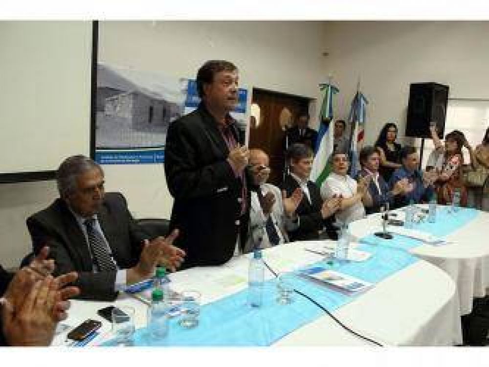 Weretilneck anunci� aumento del 50% en los salarios de los comisionados de fomento