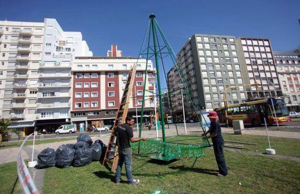 Comenz� la instalaci�n del �rbol de Navidad hecho con material reciclable