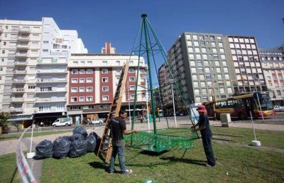 Comenz� la instalaci�n del �rbol de Navidad hecho con material reciclable