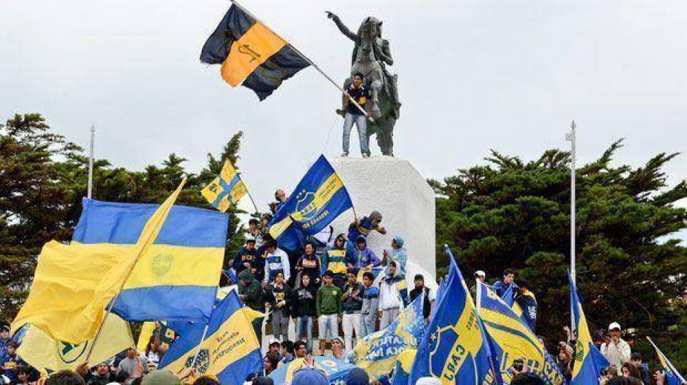 Los hinchas comodorenses se juntaron en la plaza San Mart�n