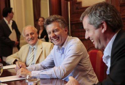 Macri firm� un convenio con el intendente de Trenque Lauquen, Ra�l Feito