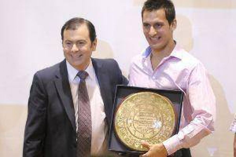 Crismanich fue recibido con honores en Santiago 