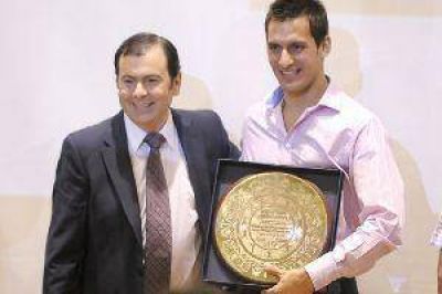 Crismanich fue recibido con honores en Santiago 