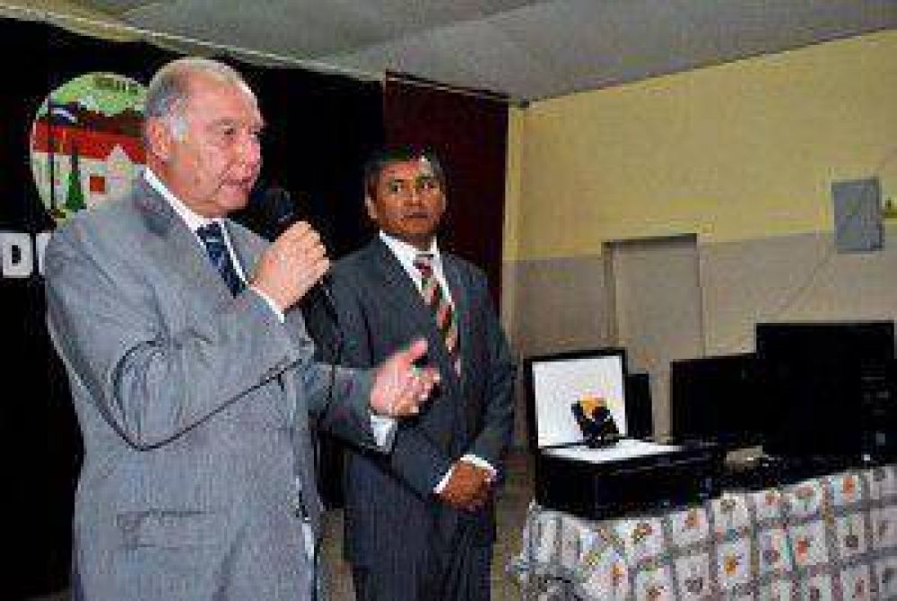 La Legislatura de Jujuy entreg� un equipo inform�tico a la Escuela Primaria N� 235 de Yala
