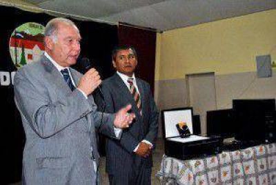 La Legislatura de Jujuy entreg� un equipo inform�tico a la Escuela Primaria N� 235 de Yala