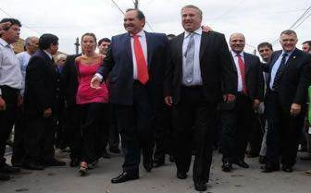 Alperovich visit� obras de mejoramiento habitacional en Lules 