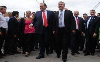 Alperovich visit� obras de mejoramiento habitacional en Lules 