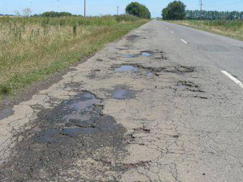 Ruta 31 entre Rojas y  Carabelas: Baches,  roturas y malezales