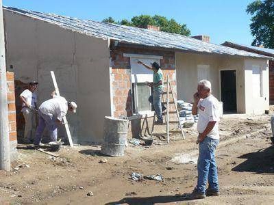 Clyfer: Tras las lluvias,  reanudan a buen  ritmo las obras de  construcci�n del barrio