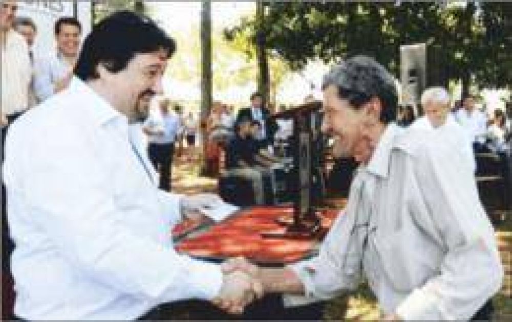 �El trabajo en conjunto con la Presidenta nos permite que podamos inaugurar viviendas�, dijo Closs