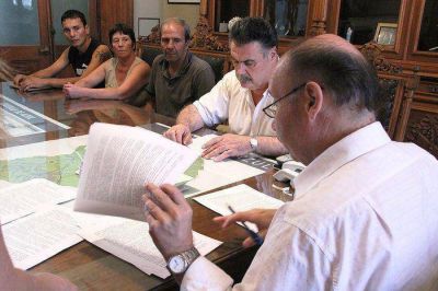 Se firmaron los contratos de concesi�n con prestadores del Balneario Municipal