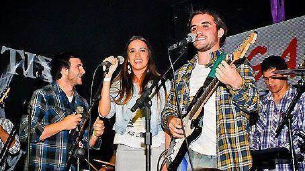 �Agapornis� y los finalistas de �La voz Argentina�, artistas de �M�sica por todos� 13