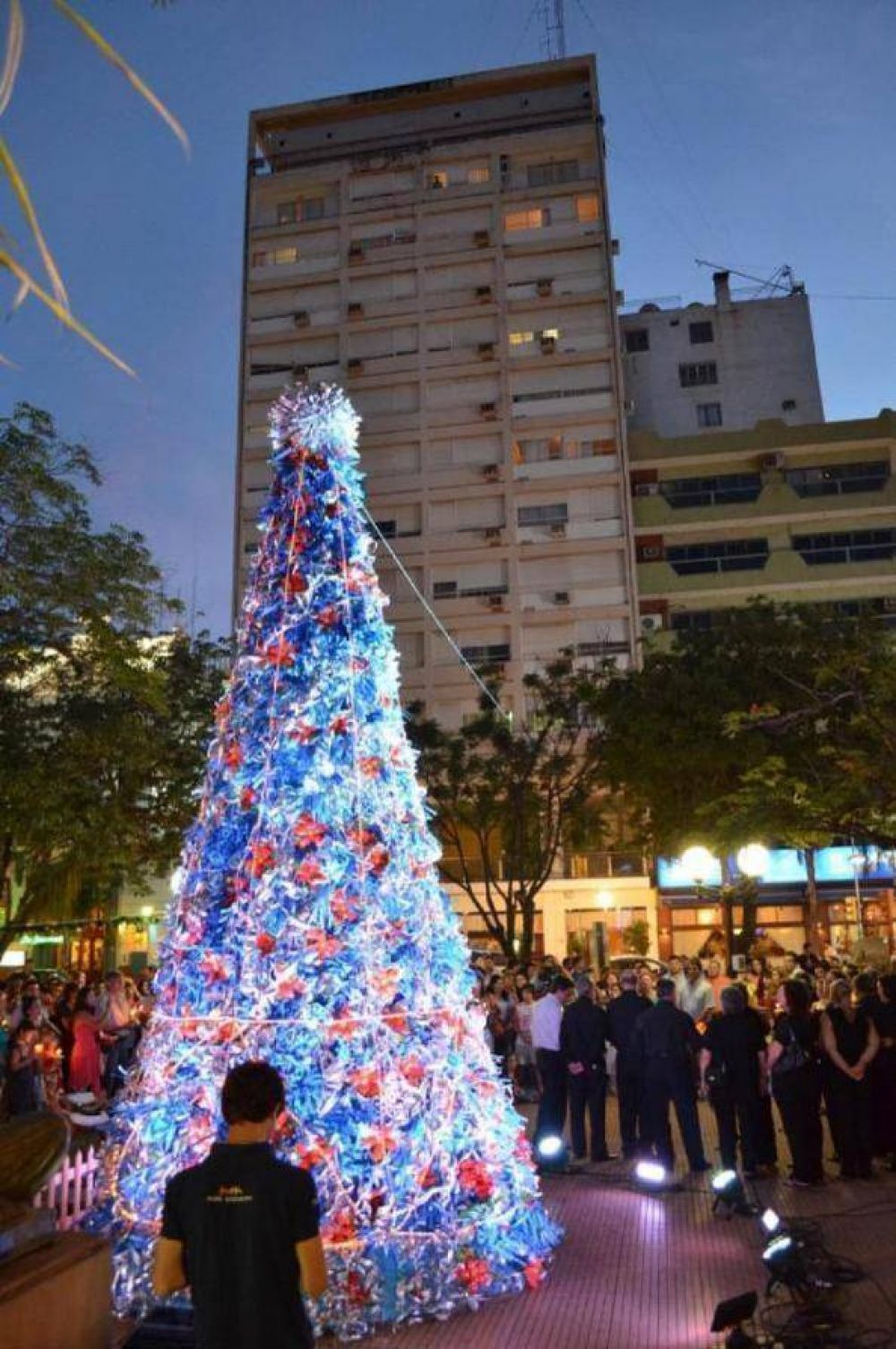 Se desplom� el �rbol navide�o de la plaza 9 de julio