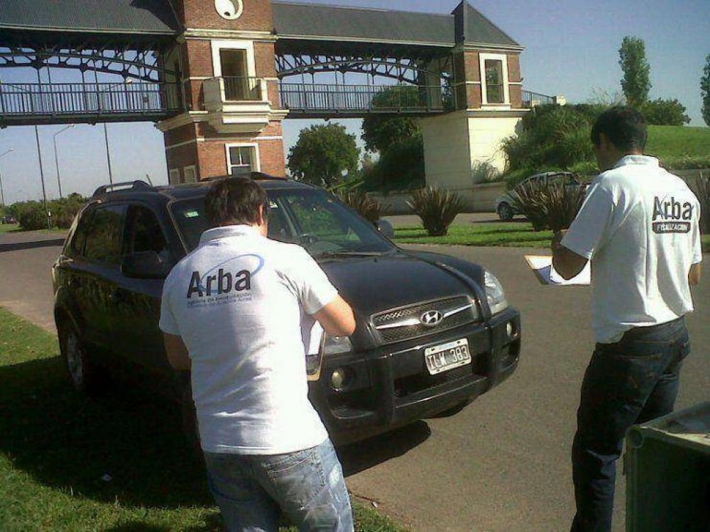 Deb�a patentes y se atrincher� 6 horas en su camioneta