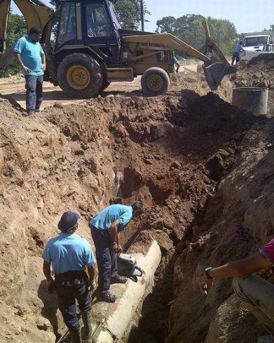 Culpan por rotura del acueducto a loteo cerrado de San Antonio