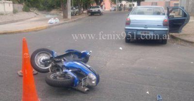Moto colisiona de lleno contra la puerta de autom�vil en accidente 