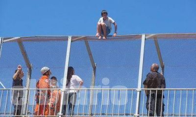 El ni�o que intent� suicidarse estar� internado al menos una semana