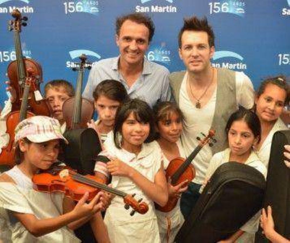 A dos d�as del s�per recital, Katopodis y Axel visitaron La Carcova y donaron teclados