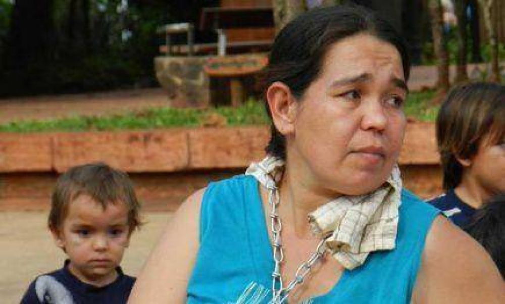 Tras encadenarse en la plaza recibir� la Asignaci�n Universal adeudada