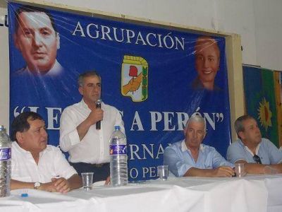 Cariglino particip� de un acto peronista en un club de Virreyes