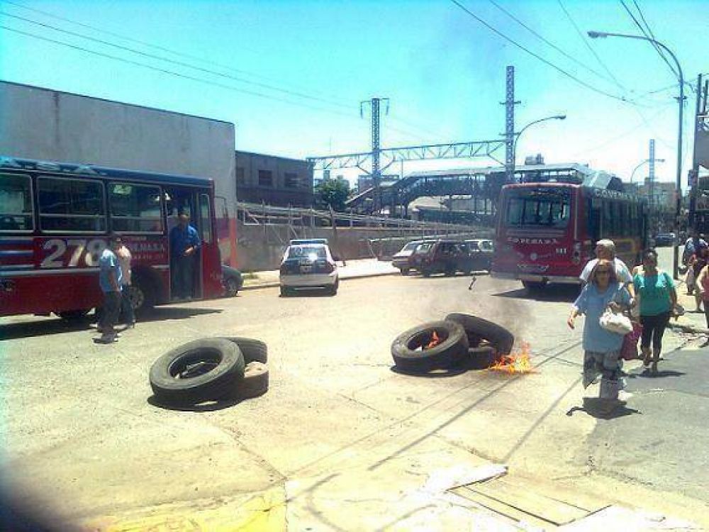 CORTE DE CALLES CON QUEMA DE CUBIERTAS EN 29 DE SEPTIEMBRE Y MARGARITA WIELD