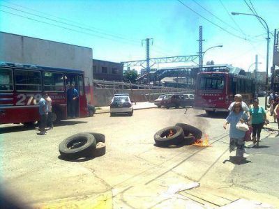 CORTE DE CALLES CON QUEMA DE CUBIERTAS EN 29 DE SEPTIEMBRE Y MARGARITA WIELD