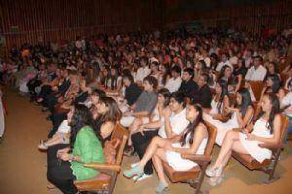 M�s de 100 alumnos egresaron del Anglo 