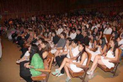 M�s de 100 alumnos egresaron del Anglo 