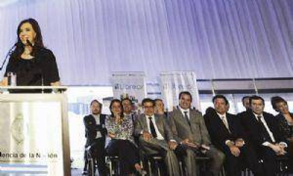 Zamora firm� convenio sobre conectividad 