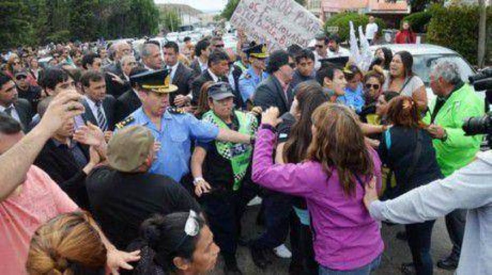 Festejo y esc�ndalo: tras el acto hubo incidentes, insultos y golpes
