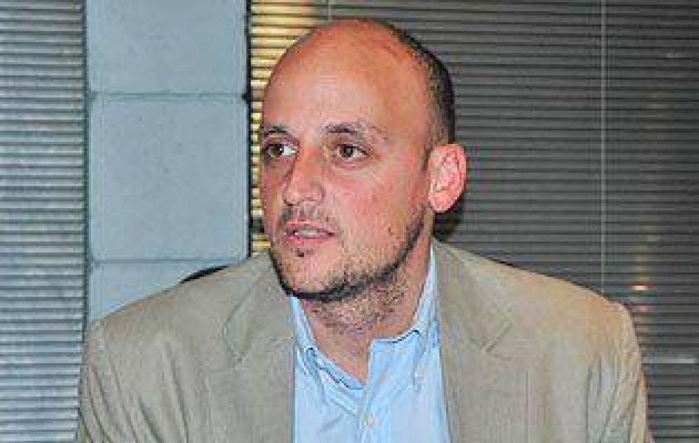Arag�n fue reelecto como decano de la Facultad de Ciencias Sociales