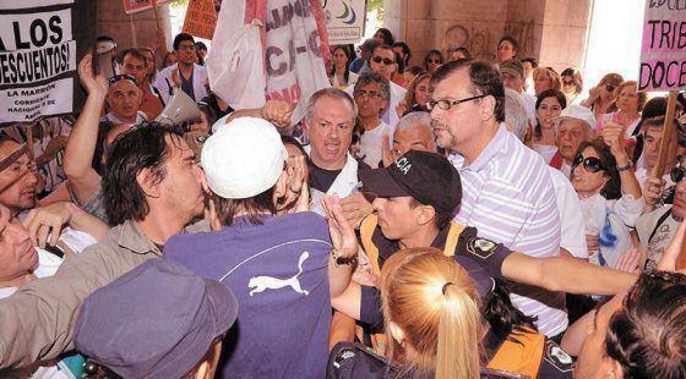 Docentes y m�dicos reclamaron mejoras presupuestarias