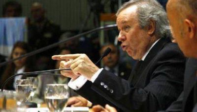 CFK pide "que se respeten a las instituciones la divisi�n de poderes y evidentemente no est� pasando en la Provincia�