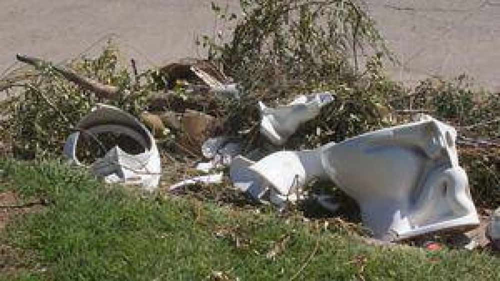 Da�os y destrozos en los ba�os del Parque Infantil 