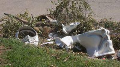 Da�os y destrozos en los ba�os del Parque Infantil 