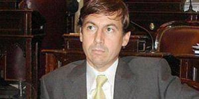 Naidenoff: �Los jueces est�n de rodillas ante el poder pol�tico� 