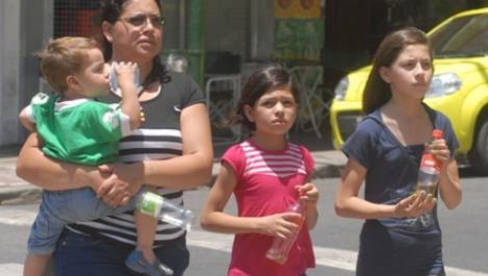 Cortes de luz y agua acrecientan el malestar de los usuarios